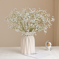 Arche de fleurs blanches en gros, toile de fond artificielle bleue en gypsophile, centres de table de mariage, rangée de boules de fleurs séchées