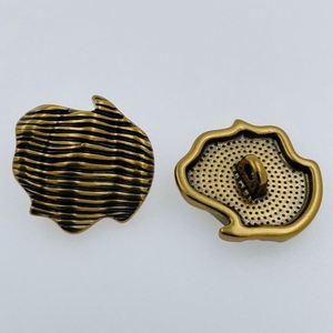 กระดุมโลหะสเวตเตอร์กันลมสไตล์คลาสสิกงานเย็บด้วยมือ - Product Image 3