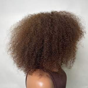 Perruque sans colle à franges bouclées afro crépues, couleur marron, densité 250 %, cheveux humains indiens Remy, effet volumineux – Fournisseur Populaire - Product Image 4