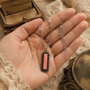 Collana con ciondolo rettangolare rosso a trama letteraria, regalo retrò da donna per tutti i giorni - Product Image 4