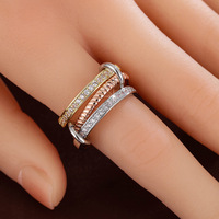 Ensemble de trois bagues empilables élégantes, plaqué or raffiné, bande en zircon pour femmes, bijoux de design de niche haut de gamme