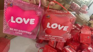Jouet en forme de cœur moelleux pour la Saint-Valentin, balle anti-stress en TPR souple avec inscription LOVE et pochette cadeau en PVC - Product Image 6
