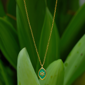 สร้อยคอจี้สวยงาม สแตนเลสสตีล 316L ชุบทอง PVD ลายดอกไม้เคลือบสีเขียว - Product Image 3