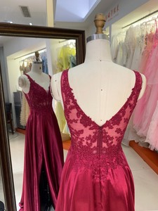 Robe de soirée élégante et simple en satin rouge à col en V avec motifs brodés à la main Serene Hill Dresses Evening Gowns - Product Image 4