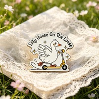 Broche Mignonne Oie Amusante en Alliage de Zinc, Motif Oie Dessin Animé sur Trottinette, Accessoire Thème Animal Amusant pour Sac à Dos, Décoration de Vêtements, Cadeau