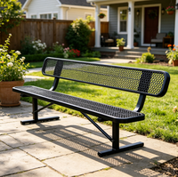 Banc de parc moderne en treillis métallique avec dossier, revêtement thermoplastique rouge, sièges publics durables pour les rues et les places de la ville