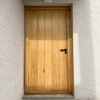 Porte d'entrée en panneau de bois massif, design moderne, pour les exigences de construction de maisons personnalisées