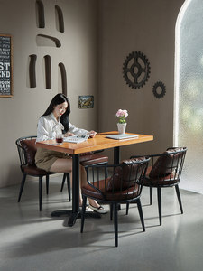 Ensemble de <span class=keywords><strong>table</strong></span> et chaises de salle à manger de style industriel 4 places avec plateau en bois et chaises en cuir PU pour café <span class=keywords><strong>restaurant</strong></span> - Product Image 1