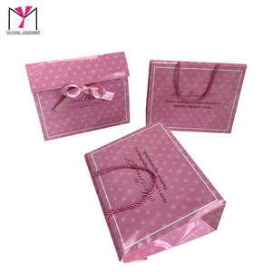 Bolsas de regalo de papel rosa de lujo con lunares de MUYANG CUSTOMIZE, con asas de cinta, laminación brillante, reciclables, para envasado de alimentos. - Product Image 4