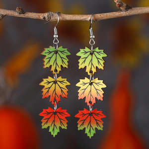 Pendientes de gota de madera hipoalergénicos chapados en plata respetuosos con el medio ambiente, diseño de hoja de arce de Otoño de doble cara a la moda para mujer - Product Image 5