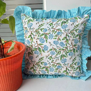 Housse de coussin en coton bohème faite à la main avec imprimé floral en blocs, coussins décoratifs de luxe, coussins bohèmes à volants - Product Image 1