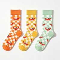 Chaussettes mi-mollet jaunes personnalisées, motif damier blanc et sourire de dessin animé en jacquard, chaussettes en tricot doux