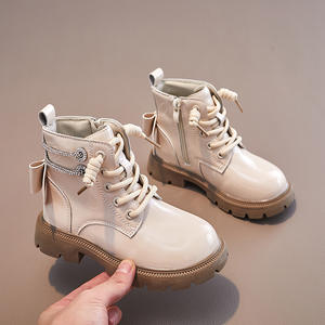 <span class=keywords><strong>Botas</strong></span> de plataforma antideslizantes de charol para niñas al por mayor, estilo Martin con <span class=keywords><strong>cordones</strong></span>, lazo y decoración de diamantes de imitación - Product Image 6