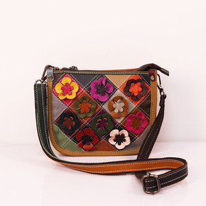 <span class=keywords><strong>Borsa</strong></span> a <span class=keywords><strong>Tracolla</strong></span> Vintage in Vera Pelle Fatta a Mano per Donna, <span class=keywords><strong>Motivi</strong></span> Geometrici Floreali Colorati con Patchwork e Colori Contrastanti - Product Image 1