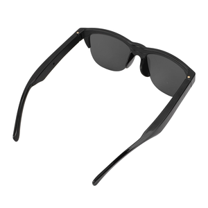 Auriculares inalámbricos F06, gafas de sol de diseño deportivo, elegantes y modernas, manos libres, para hombres y mujeres. - Product Image 1