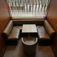 Ensemble de chaises de banquettes contemporaines en cuir marron avec pieds en acier inoxydable et table en bois pour pizzeria, restaurant, café, hôtel, salle à manger