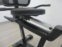 Vélo d'exercice inclinable TOPFIT à faible impact pour seniors, machine de rééducation à domicile, cycle statique magnétique avec design à cadre bas.