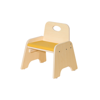 Ensemble de meubles en bois modernes pour la garderie et la maternelle : table, chaise et armoire pour la conception des salles de classe