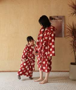 <span class=keywords><strong>Accappatoio</strong></span> da Bagno in Cotone a Pois Rosso Brillante di Alta Qualità per Bambini e Donne, <span class=keywords><strong>Set</strong></span> Familiare Retrò per Doccia e Spa - Product Image 1