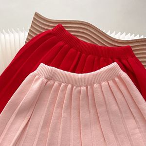 ชุดกระโปรงจีบเด็กขายส่งแบบใหม่ ชุดเสื้อสเวตเตอร์ลายดอกไม้เล็กสีแดง สไตล์จีน ชุดสองชิ้นสำหรับเด็กผู้หญิง - Product Image 2