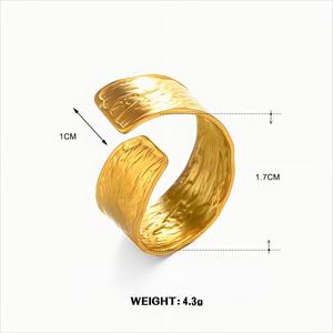 可定制时尚几何宽面环利基设计十字锤图案不锈钢环厂家批发 - Product Image 5