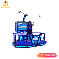 Simulation de joueur simple d'occasion tenant le simulateur de marche de tir de la plate-forme VR de l'espace VR
