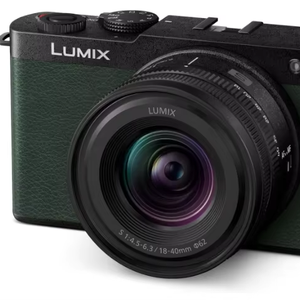 Cámara sin Espejo de Fotograma Completo Panasonic LUMIX S9 con Lente S 18-40 mm F4.5-6.3, Cuerpo Compacto y Ligero - Product Image 1