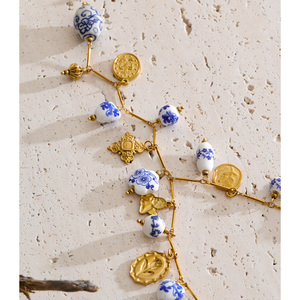 JINYOU 4586 Collana con Ciondolo in <span class=keywords><strong>Acciaio</strong></span> Inossidabile Placcato Oro con Perline in Ceramica Blu Floreale Bohemien e Charm Multiplo a Moneta Angelo - Product Image 5
