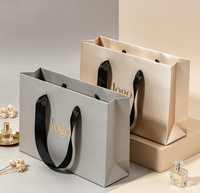 Sacs en papier kraft blanc écologiques avec logo personnalisé, vente en gros, sacs d'emballage cadeau recyclables avec poignées torsadées