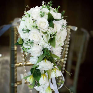 <span class=keywords><strong>Bouquet</strong></span> <span class=keywords><strong>de</strong></span> Mariée et Demoiselle d'honneur <span class=keywords><strong>en</strong></span> Soie Artificielle, Rose Blanche, Forme Goutte d'eau <span class=keywords><strong>en</strong></span> Cascade, Fait Main, pour Mariage, Saint-Valentin, Église, Vente <span class=keywords><strong>en</strong></span> Gros - Product Image 2