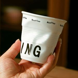 Taza de Café Plegada de Estilo Nórdico, Taza de Cerámica Irregular con Letras Inglesas, Tazas Personalizadas para Latte y Desayuno con Eslóganes de Café - Product Image 1