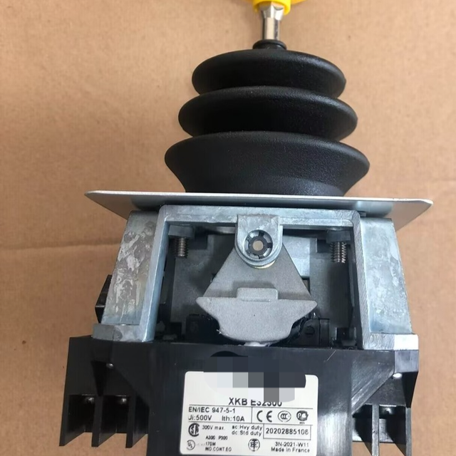 New and Original XKBE32300 XKB-E32300 JOYSTICK CONTROLLER /FEDEX/UPS Stock in Warehouse PLC Programming Controller