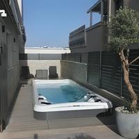 Piscine à contre-courant écologique moderne Sunrans avec 3 pompes de 3,0 CV, 77 jets et massage par remous pour villas et hôtels