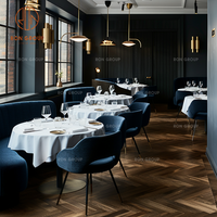 Ensemble de meubles Ron Group : banquettes de restaurant modernes en velours bleu, tables rondes en marbre blanc et chaises à pieds en métal noir
