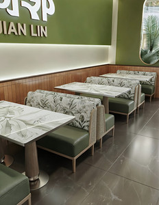 Banqueta de Pared Tapizada con Diseño Floral Tropical, Mesa con Base de Madera y Tapa de Piedra, Silla Verde Trenzada, Suministro al por Mayor para Bistro - Product Image 3