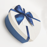 Blaue Herzförmige Geschenkbox mit Schleifenband Maßgefertigte Kartonverpackung für Valentinstag für Schokolade, Schmuck oder Hochzeitsgeschenke