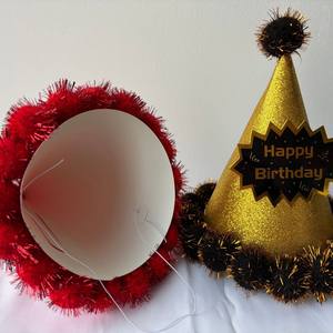 Chapeau d'<span class=keywords><strong>anniversaire</strong></span> en papier pour enfants avec inscription « Joyeux <span class=keywords><strong>anniversaire</strong></span> », forme de cône pointu, design avec boule de fourrure pour les fêtes et les vacances - Product Image 4
