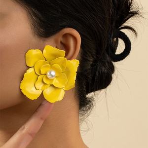 Boucle d'oreille en alliage plaqué or polyvalente pour un usage quotidien, nouveau design de pétale de diamant de style dopamine, forme de fleur, bijoux à la mode - Product Image 4