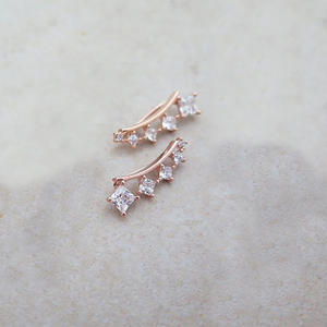 Pendientes de Aro Vivienne Westwood en Oro Rosa con Diamantes de Corte Princesa, Minimalistas, para Uso Diario Femenino - Product Image 4