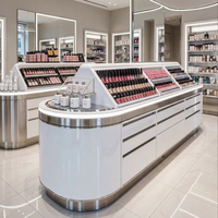 Comptoir de présentation incurvé pour cosmétiques et maquillage, avec finition en acier inoxydable, pour boutique et expérience de vente au détail, taille personnalisée