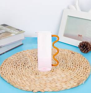 Bán Sỉ Bình Đựng Nước Dạng Sóng Thủy Tinh Màu Hồng Borosilicate Chịu Nhiệt Trang Trí Thổi Theo Yêu Cầu Có Tay Cầm - Product Image 3