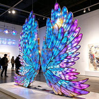 Lustre en PVC en forme d'aile d'ange géante, couleur personnalisée, grand lustre artistique pour hall d'hôtel, projet de décoration intérieure commerciale