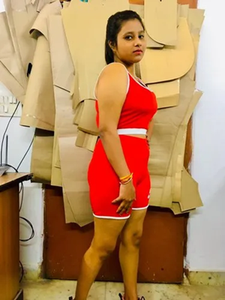 Hecho en India, conjunto de pantalones cortos y top deportivo para mujer con diseño sin mangas y tela estampada. - Product Image 2