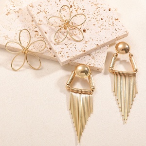 Pendientes de flores huecas de metal exagerados de estilo retro europeo y americano de Jingciren Boutique, de alta tendencia, con elegante caja de regalo. - Product Image 1