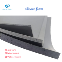 Coussin en mousse de silicone à cellules ouvertes découpé sur mesure Johan BF2000 avec ruban adhésif double face pour la protection des composants