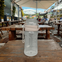 Gobelet à eau en plastique pour enfants avec motif d'ours estival mignon, avec sangle pour étudiant, lavable au lave-vaisselle, à boire directement pour l'école et le camping