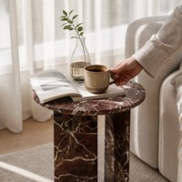 Table d'appoint moderne ronde effet marbre, rouge bordeaux, avec piétement blanc Carrara, table d'appoint architecturale à plateau croisé en placage.