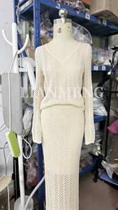 เดรสยาวถักโครเชต์ทรงวี รุ่น LM S11 สีขาว ดีไซน์หรูหรา แขนยาว ลายฉลุ - Product Image 2