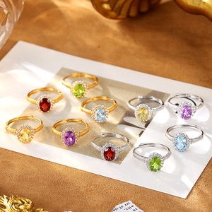 แหวนปรับขนาดได้ทรงรีขนาด 6*8 มม. ประดับด้วยพลอยการ์เนตขัดเงา พร้อมพลอยธรรมชาติ เงินแท้ 925 ชุบทอง สำหรับผู้หญิง - Product Image 5