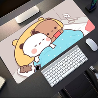 Grand tapis de bureau avec un design interactif de couple de dessins animés ; comprend une base en caoutchouc lavable, tapis de souris de jeu résistant aux taches.